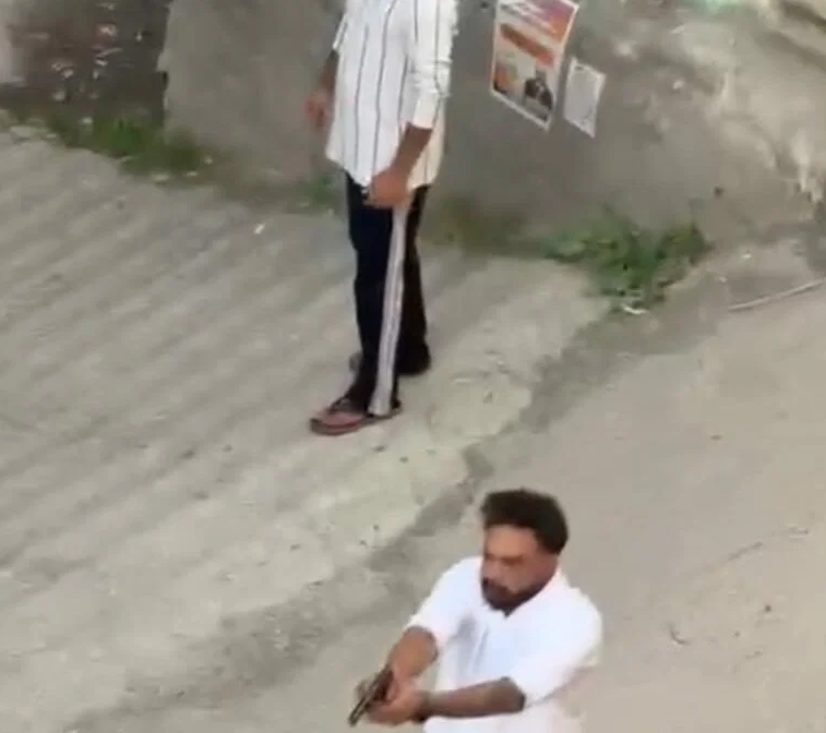 बड़ी खबर : विश्व भर में मिनी इजरायल के नाम से विख्यात कुल्लू के पर्यटन स्थल कसोल में पर्यटक ने सरेआम चलाई गोली, युवक घायल, चार आरोपी हिरासत में-देखें ख़ौफ़नाक वीडियो