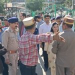 अंतरराष्ट्रीय कुल्लू दशहरा की तैयारियां तेज, भगवान रघुनाथ के मुख्य सेवक महेश्वर सिंह ने डीसी से मुलाकात कर एसडीएम संग लिया ढालपुर मैदान का जायज़ा